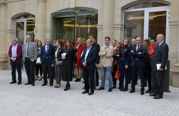 Concentración celebrada ayer ante el Palacio de Justicia. :: D. Uriel