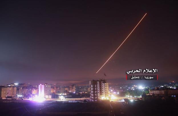 Las defensas antiaéreas interceptan misiles israelíes sobre Damasco, según esta imagen facilitada por una agencia oficial siria. :: afp