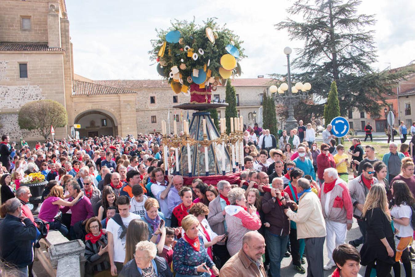 Segunda jornada de las fiestas del Santo con imágenes de la procesión de las doncellas, La Rueda y reparto de pan con cebolleta.