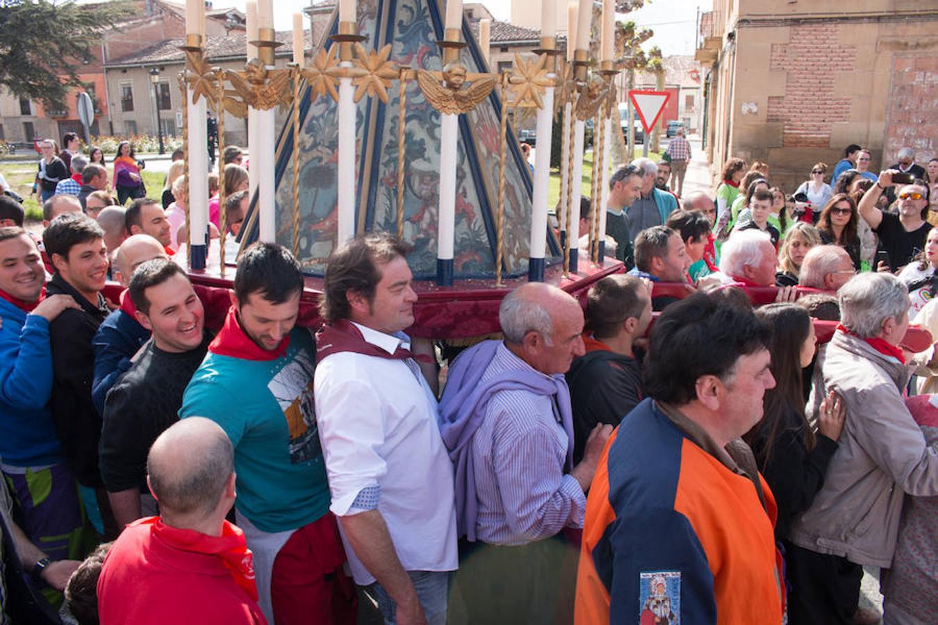 Segunda jornada de las fiestas del Santo con imágenes de la procesión de las doncellas, La Rueda y reparto de pan con cebolleta.