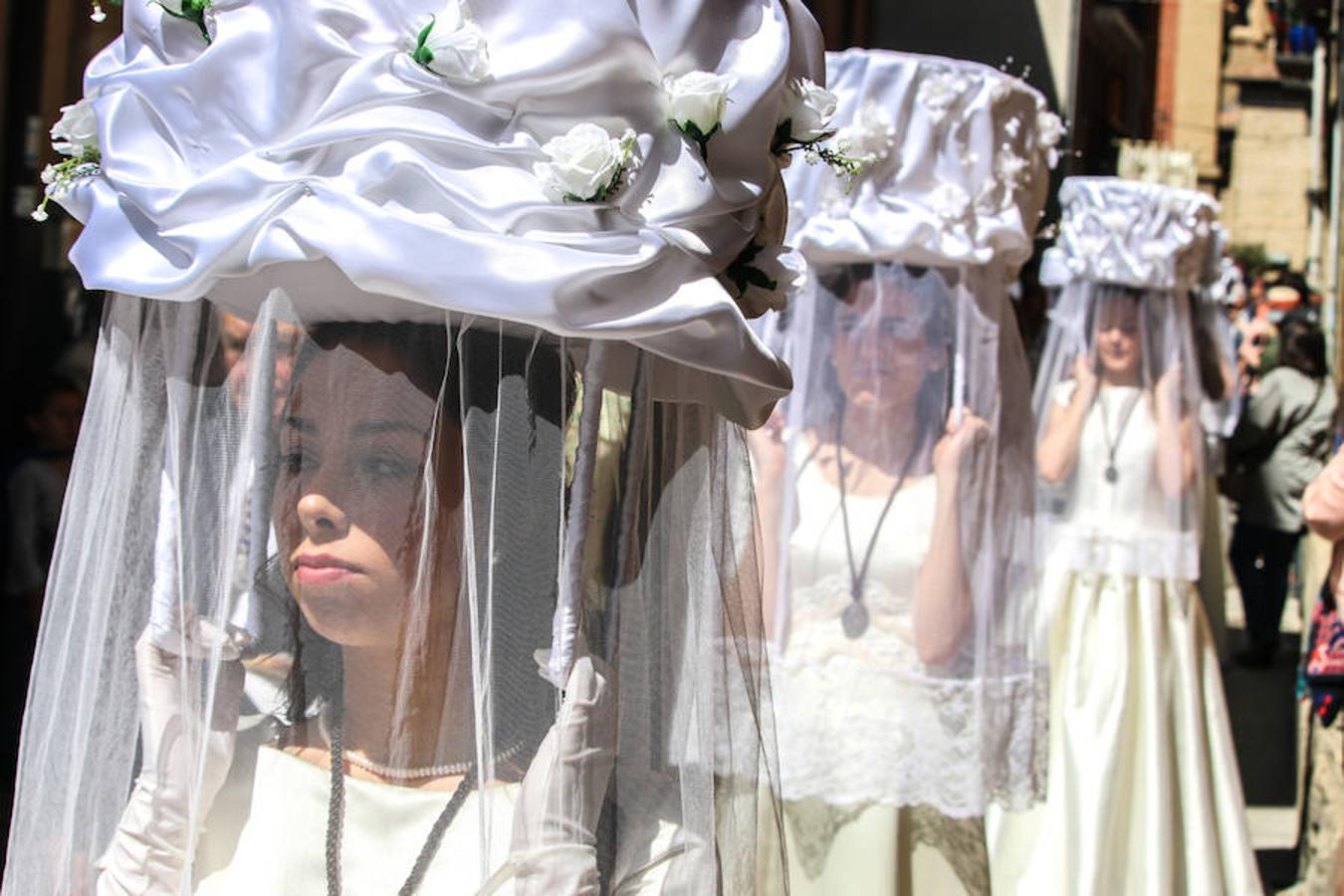 Segunda jornada de las fiestas del Santo con imágenes de la procesión de las doncellas, La Rueda y reparto de pan con cebolleta.