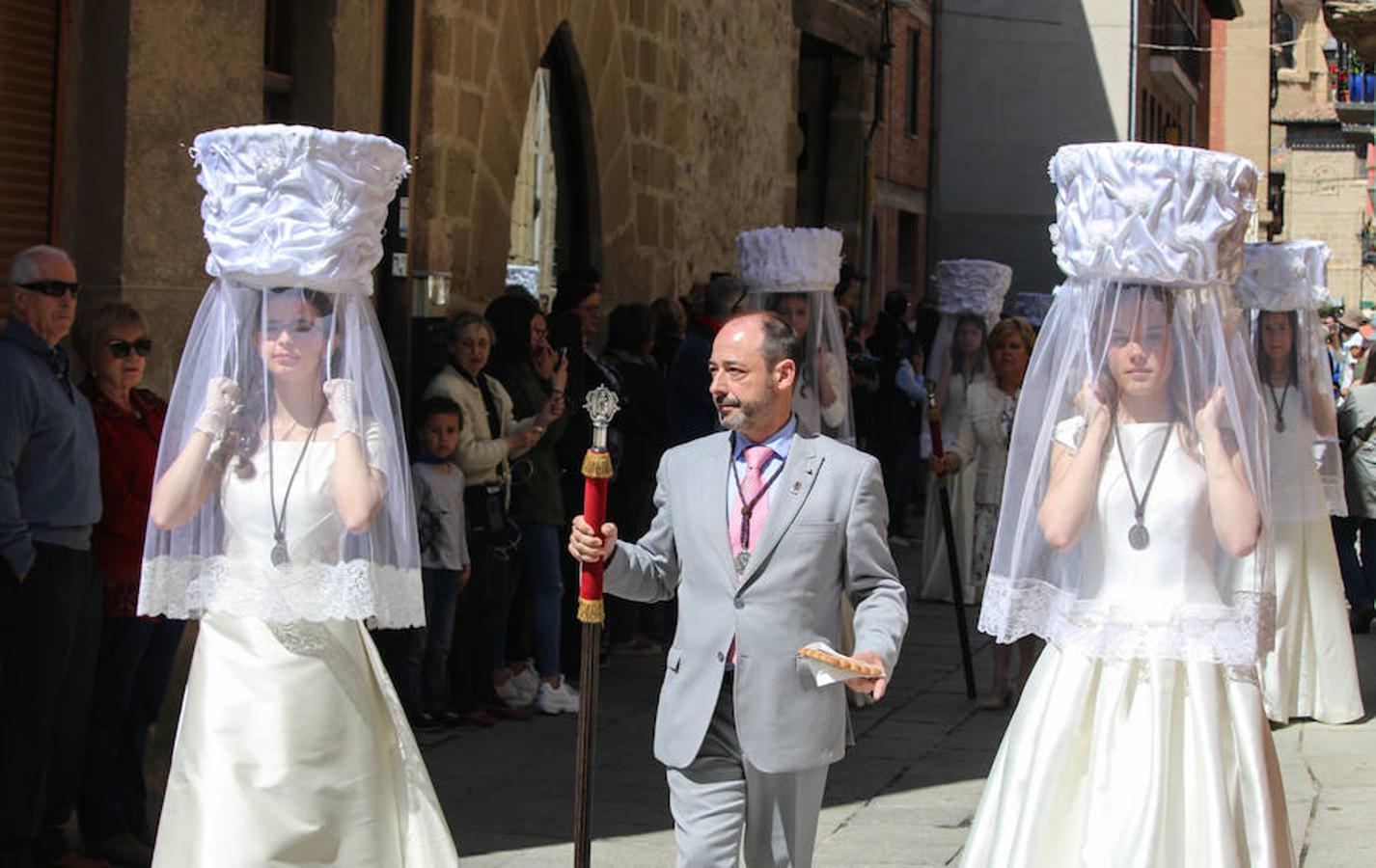 Segunda jornada de las fiestas del Santo con imágenes de la procesión de las doncellas, La Rueda y reparto de pan con cebolleta.