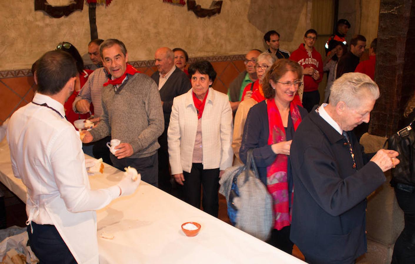 Segunda jornada de las fiestas del Santo con imágenes de la procesión de las doncellas, La Rueda y reparto de pan con cebolleta.