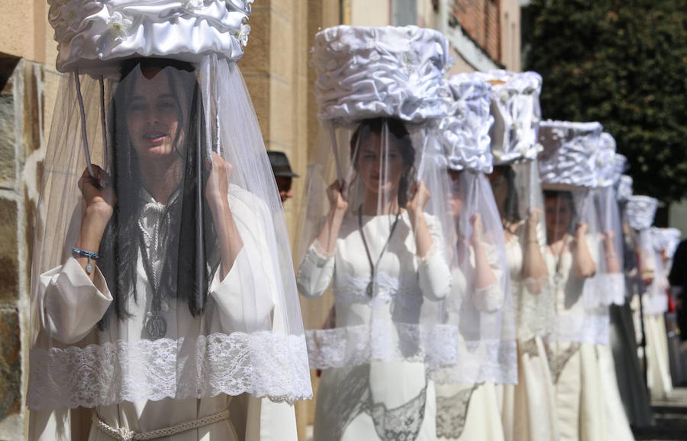 Segunda jornada de las fiestas del Santo con imágenes de la procesión de las doncellas, La Rueda y reparto de pan con cebolleta.