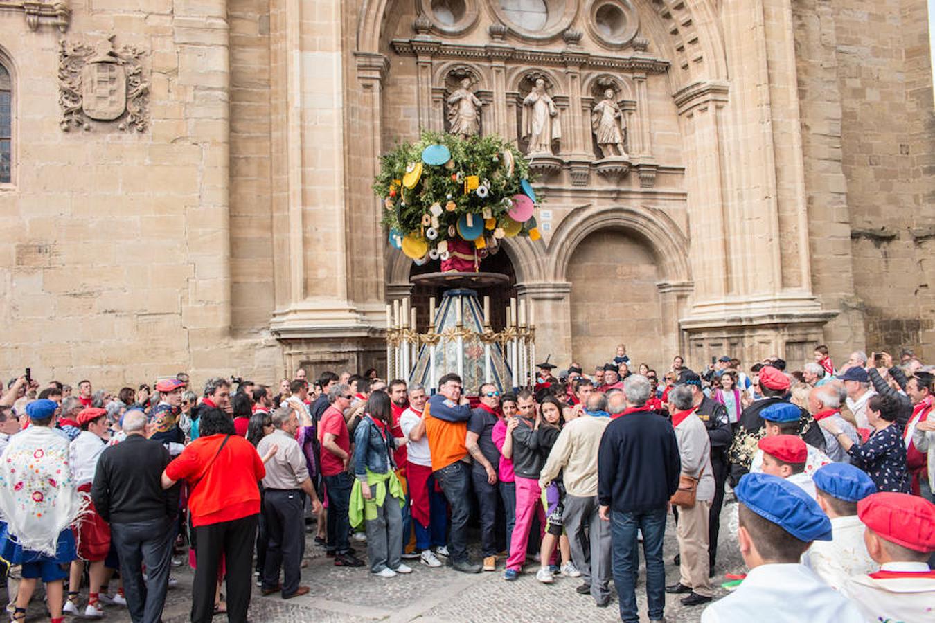 Segunda jornada de las fiestas del Santo con imágenes de la procesión de las doncellas, La Rueda y reparto de pan con cebolleta.