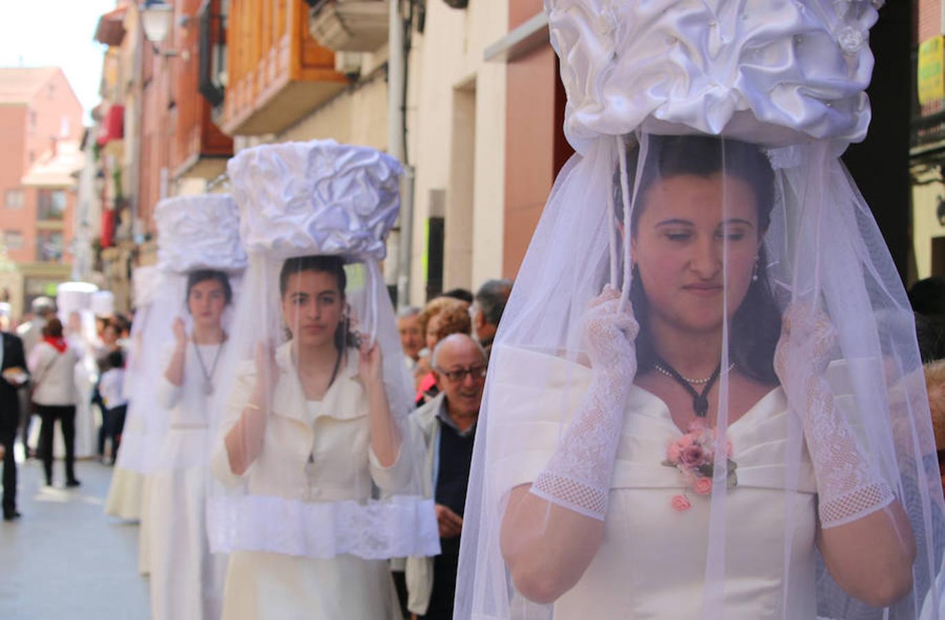 Segunda jornada de las fiestas del Santo con imágenes de la procesión de las doncellas, La Rueda y reparto de pan con cebolleta.