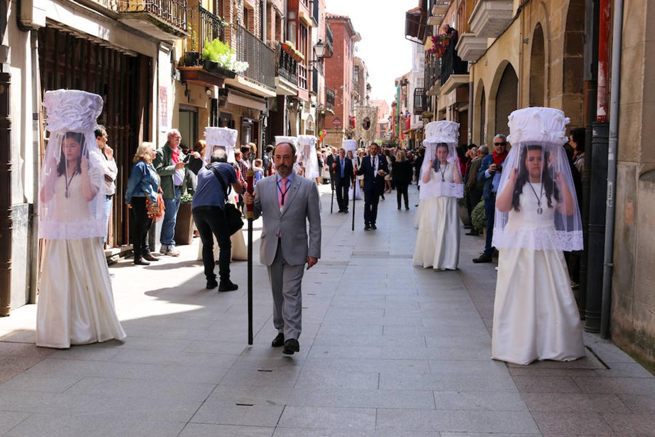 Segunda jornada de las fiestas del Santo con imágenes de la procesión de las doncellas, La Rueda y reparto de pan con cebolleta.