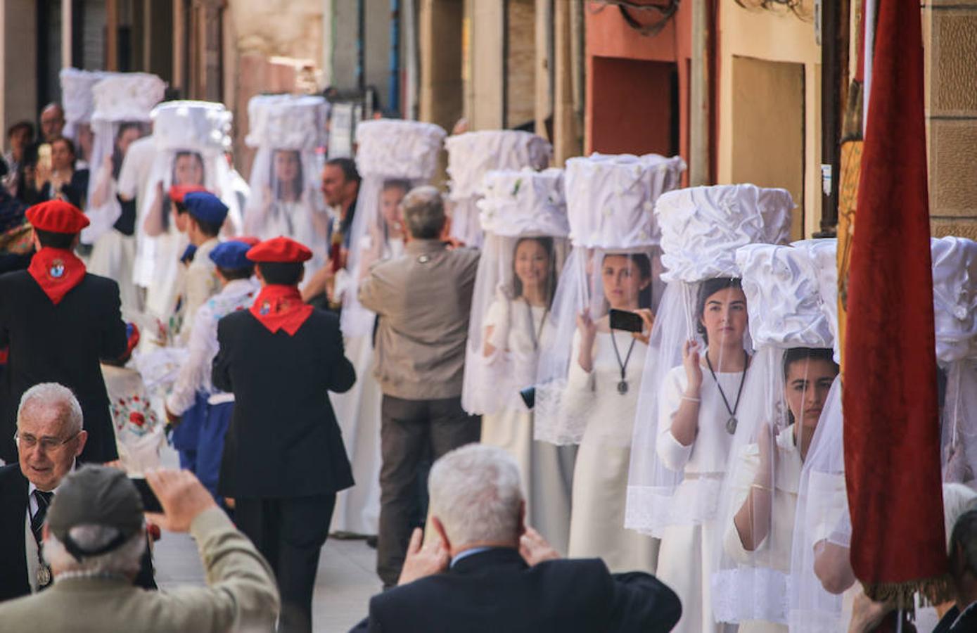 Segunda jornada de las fiestas del Santo con imágenes de la procesión de las doncellas, La Rueda y reparto de pan con cebolleta.