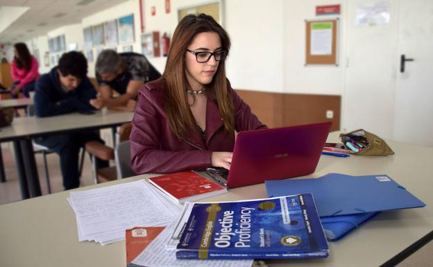 Pascual, en la UR, rodeada de libros y apuntes. 