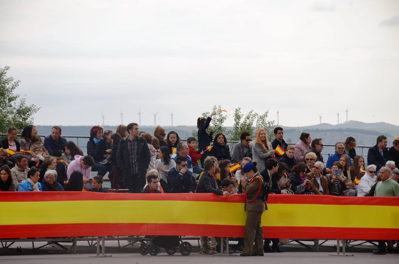 Más de 400 riojanos juraron bandera en Calahorra en una ceremonia marcada por la lluvia