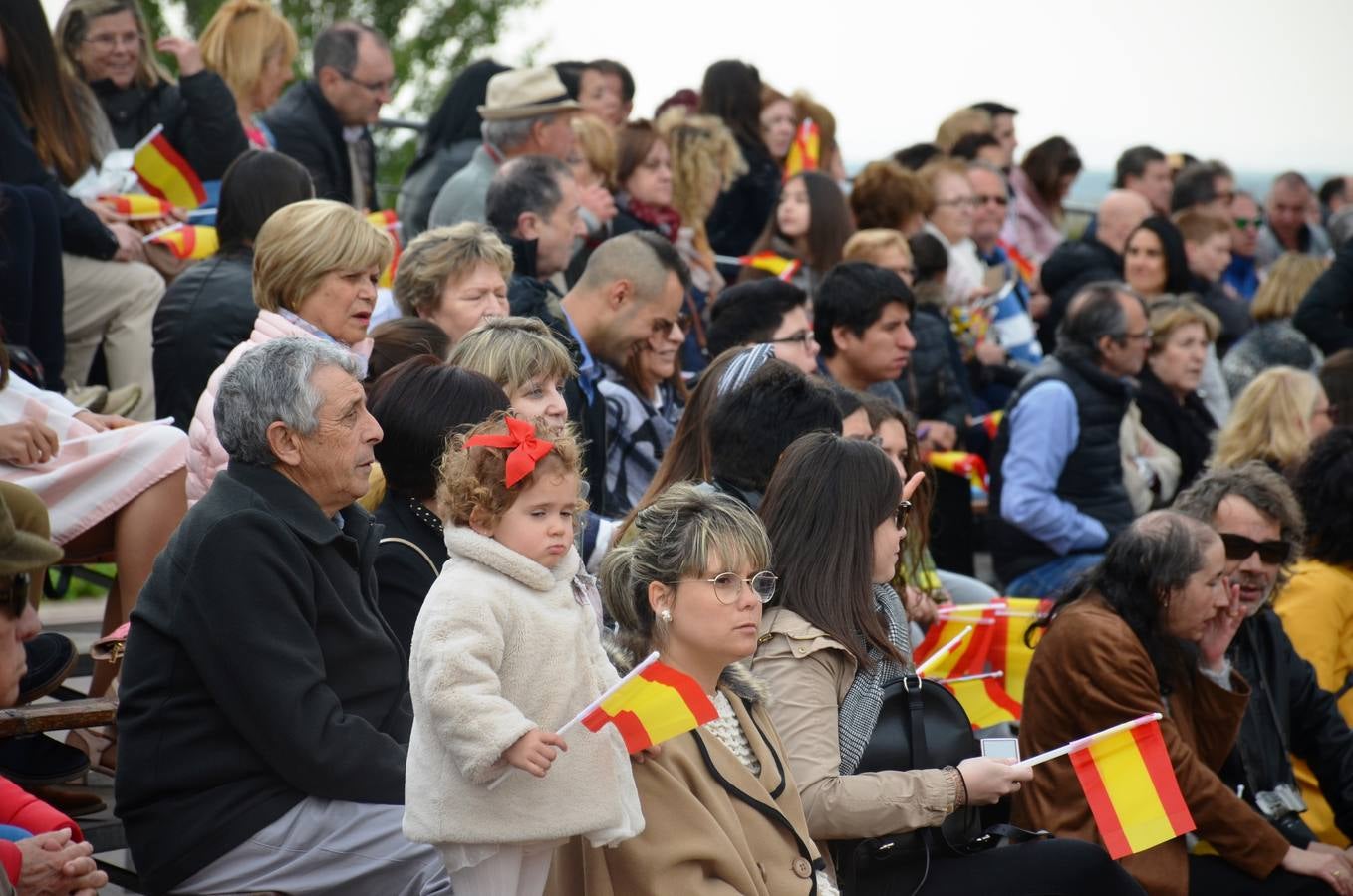 Más de 400 riojanos juraron bandera en Calahorra en una ceremonia marcada por la lluvia