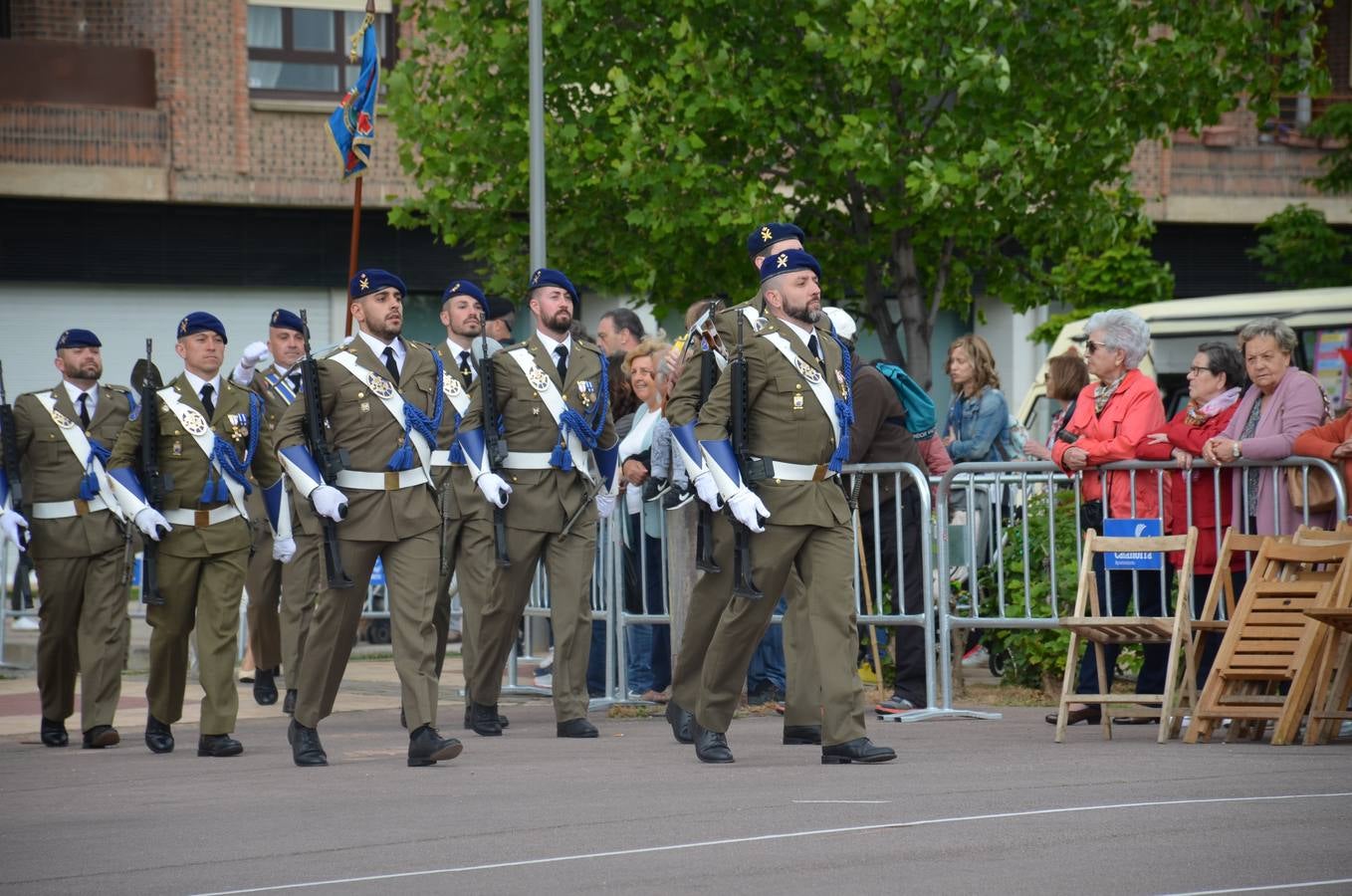 Más de 400 riojanos juraron bandera en Calahorra en una ceremonia marcada por la lluvia