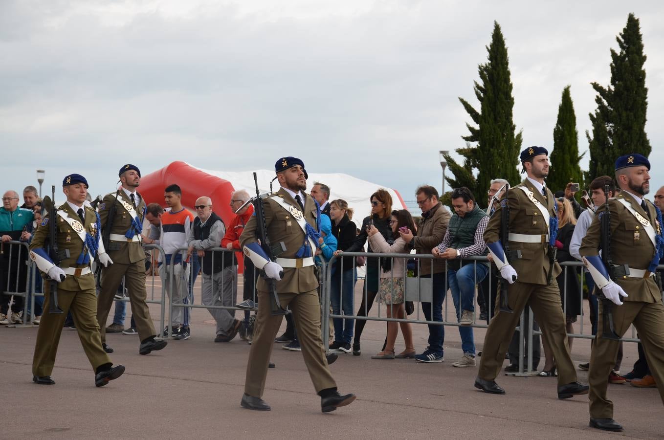 Más de 400 riojanos juraron bandera en Calahorra en una ceremonia marcada por la lluvia