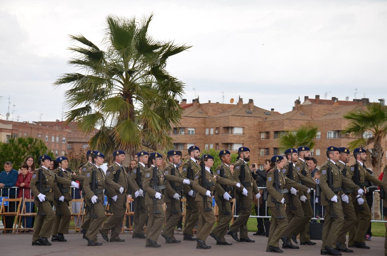 Más de 400 riojanos juraron bandera en Calahorra en una ceremonia marcada por la lluvia