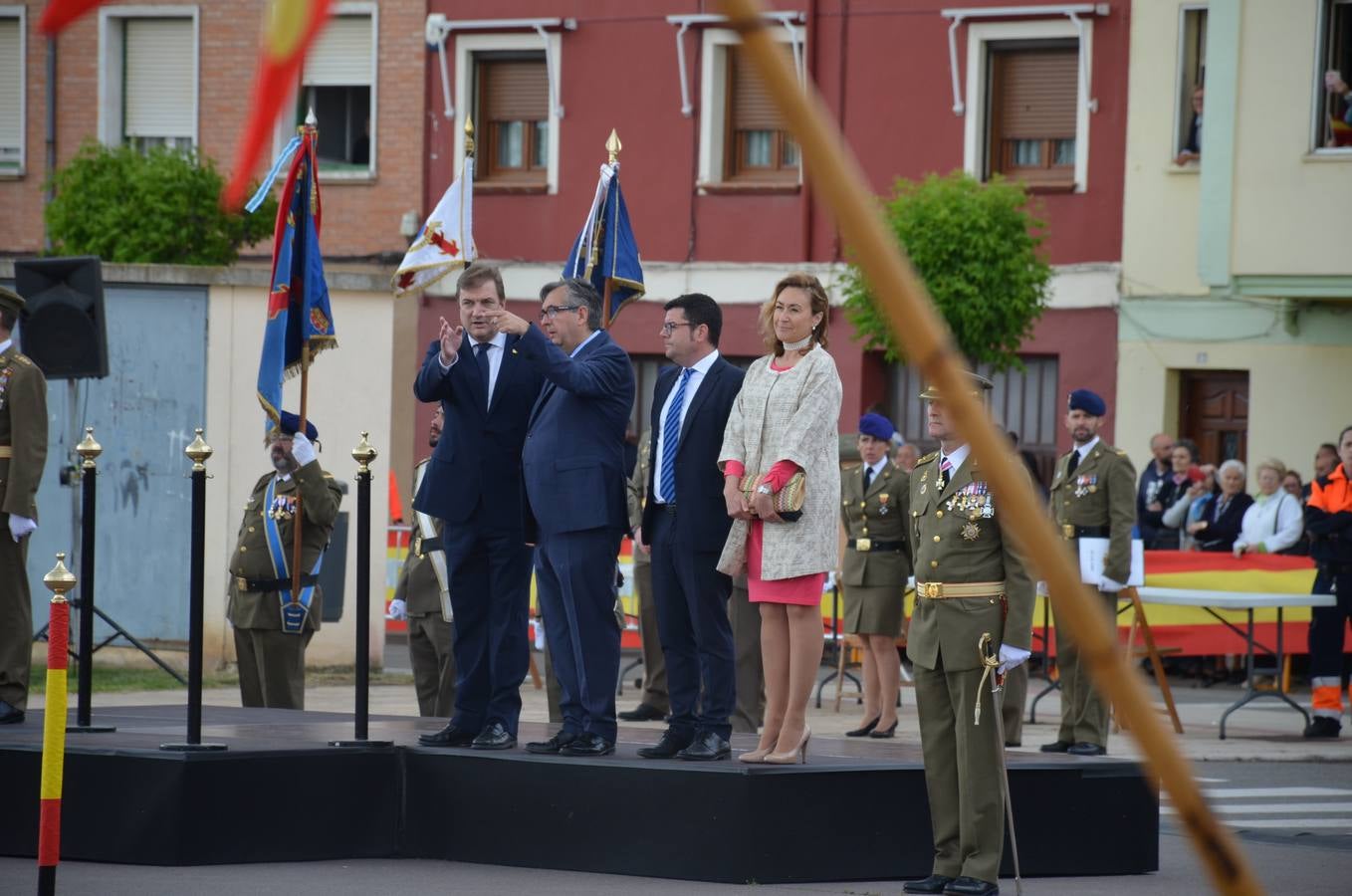 Más de 400 riojanos juraron bandera en Calahorra en una ceremonia marcada por la lluvia