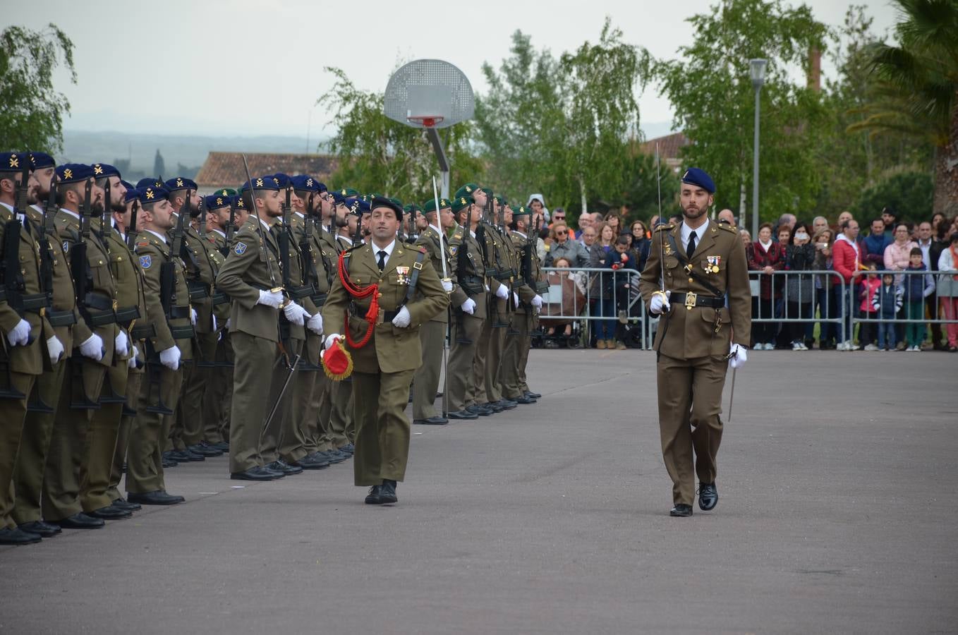 Más de 400 riojanos juraron bandera en Calahorra en una ceremonia marcada por la lluvia