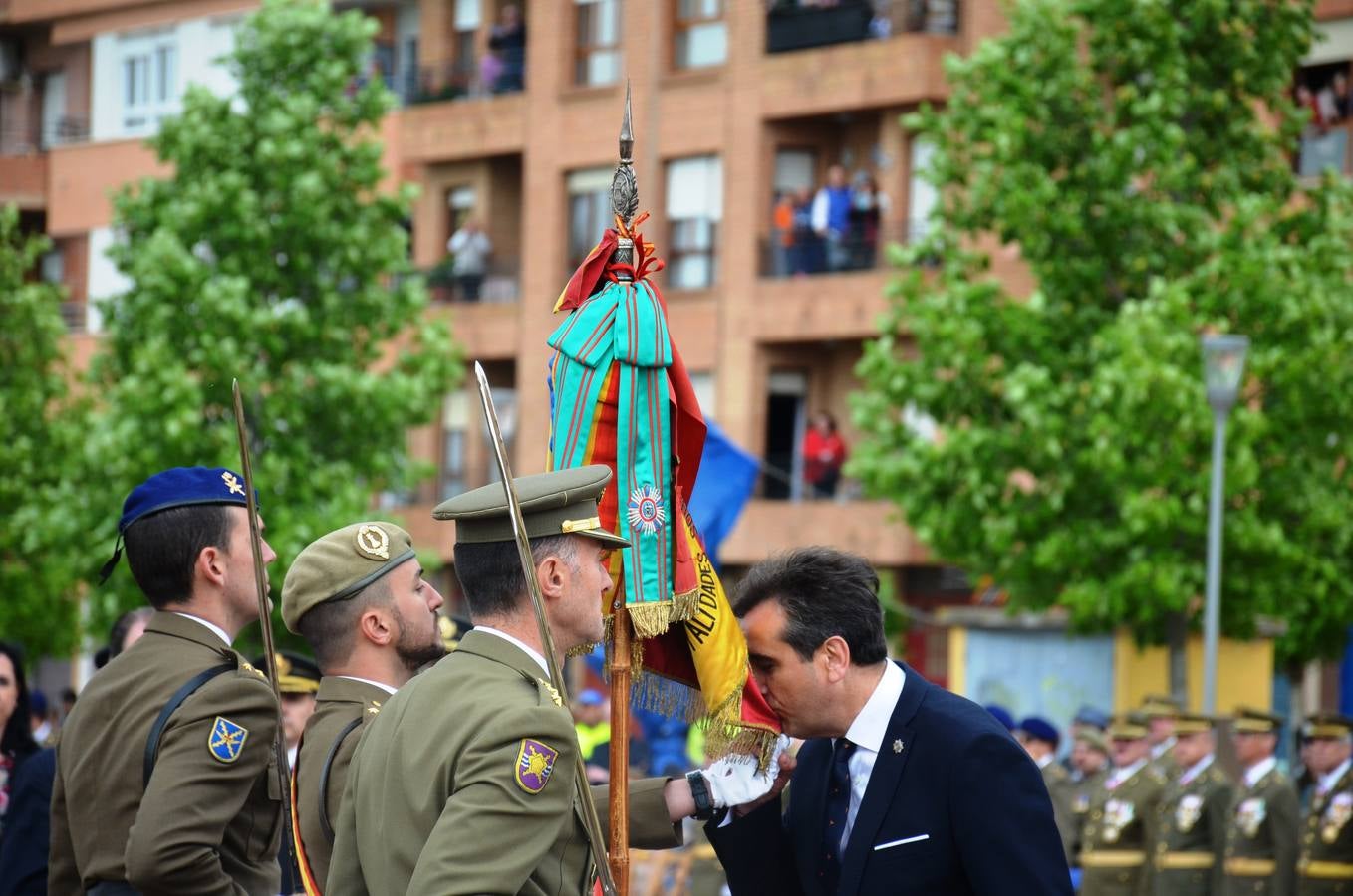 Más de 400 riojanos juraron bandera en Calahorra en una ceremonia marcada por la lluvia