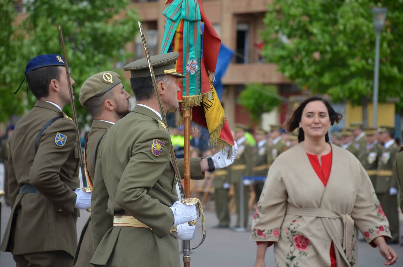 Más de 400 riojanos juraron bandera en Calahorra en una ceremonia marcada por la lluvia