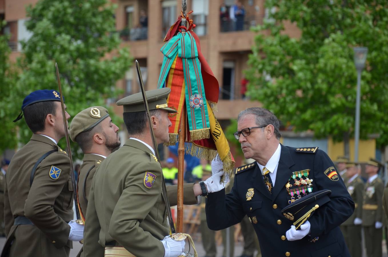 Más de 400 riojanos juraron bandera en Calahorra en una ceremonia marcada por la lluvia