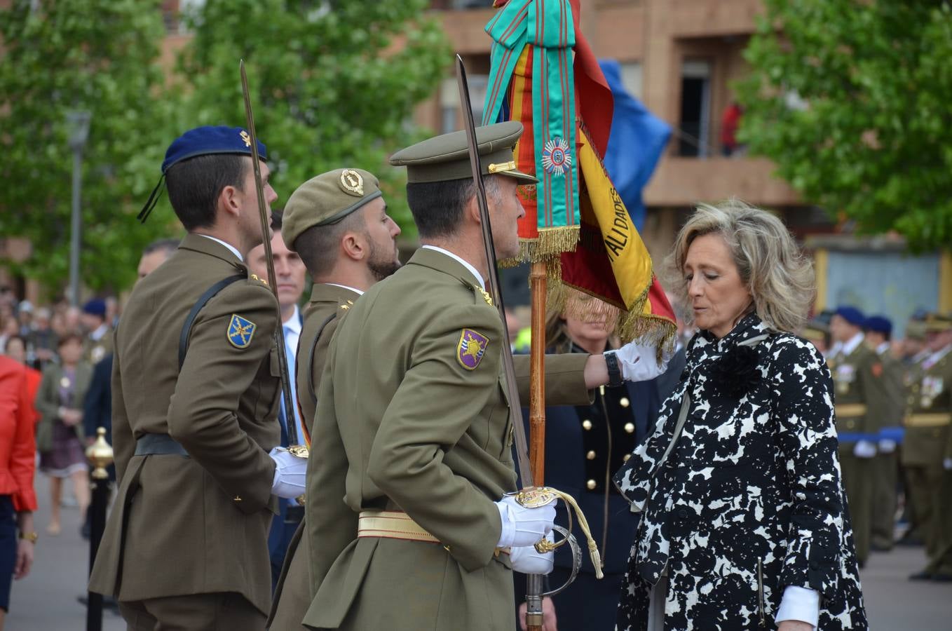 Más de 400 riojanos juraron bandera en Calahorra en una ceremonia marcada por la lluvia