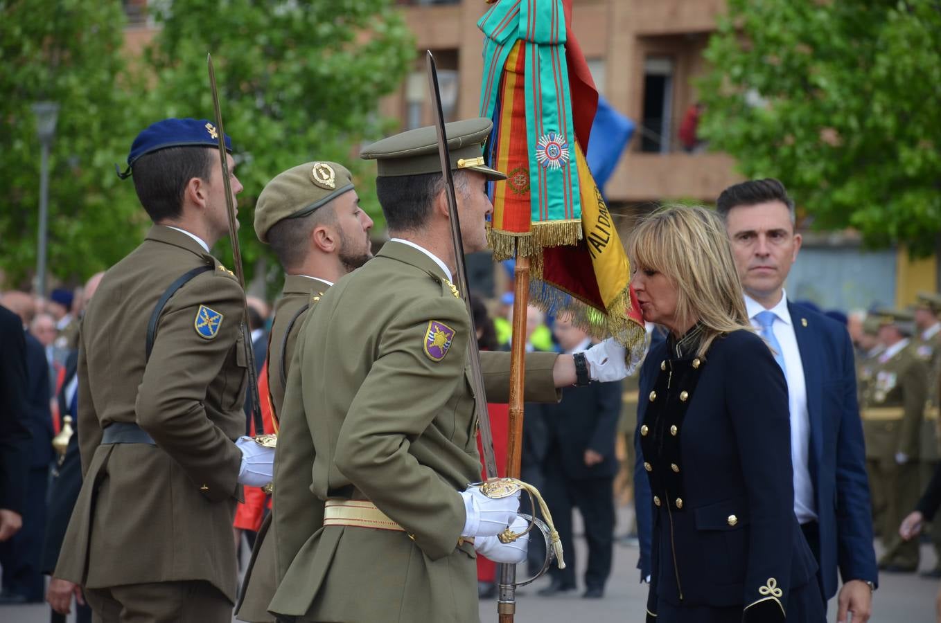 Más de 400 riojanos juraron bandera en Calahorra en una ceremonia marcada por la lluvia