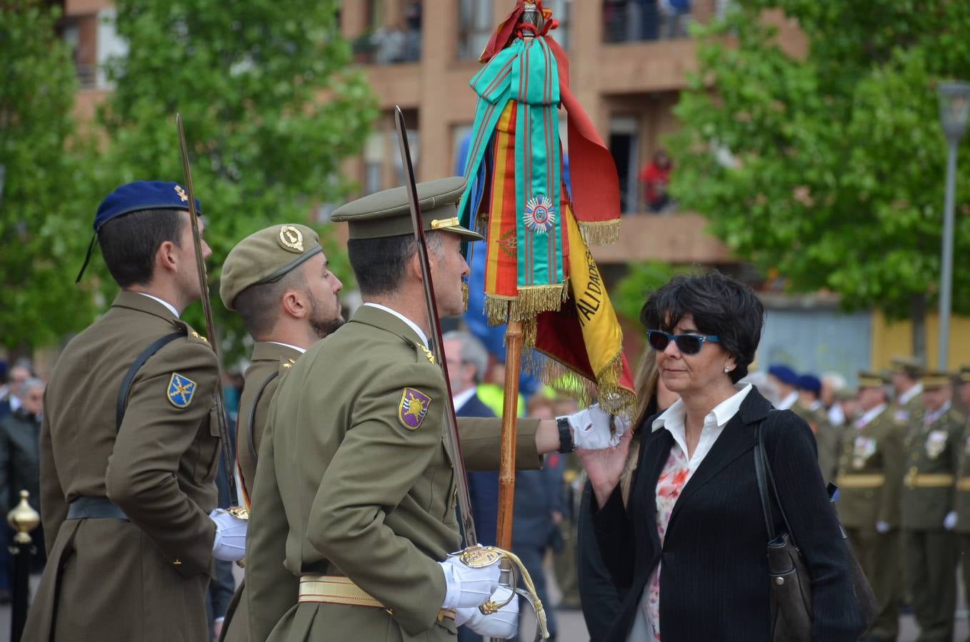 Más de 400 riojanos juraron bandera en Calahorra en una ceremonia marcada por la lluvia