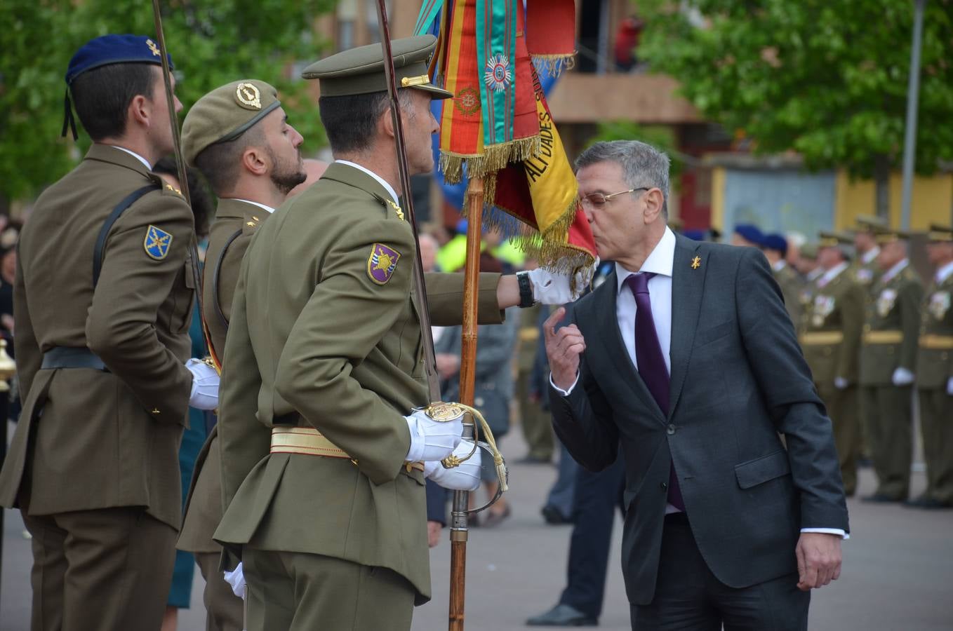 Más de 400 riojanos juraron bandera en Calahorra en una ceremonia marcada por la lluvia