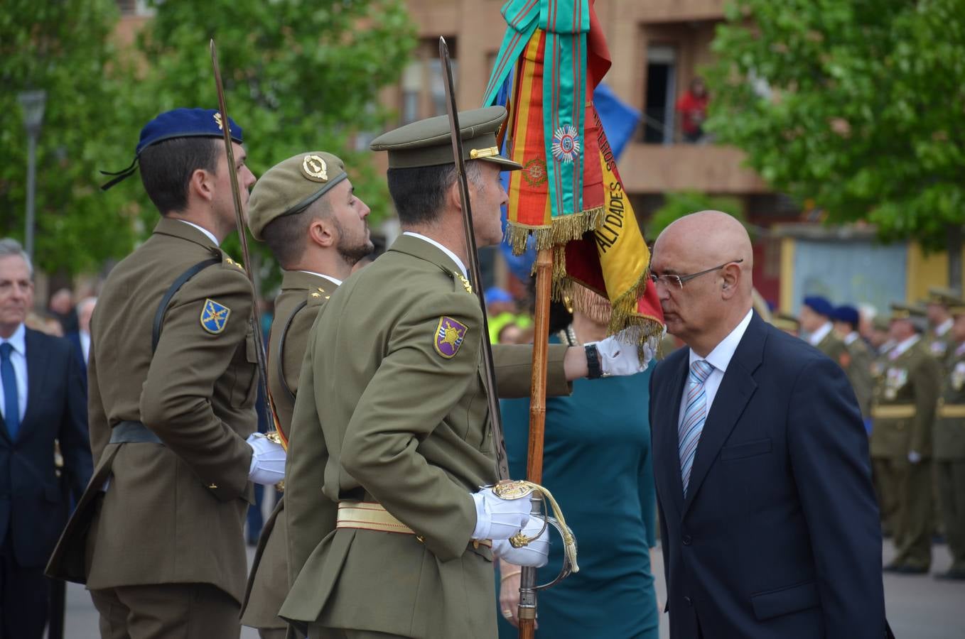 Más de 400 riojanos juraron bandera en Calahorra en una ceremonia marcada por la lluvia