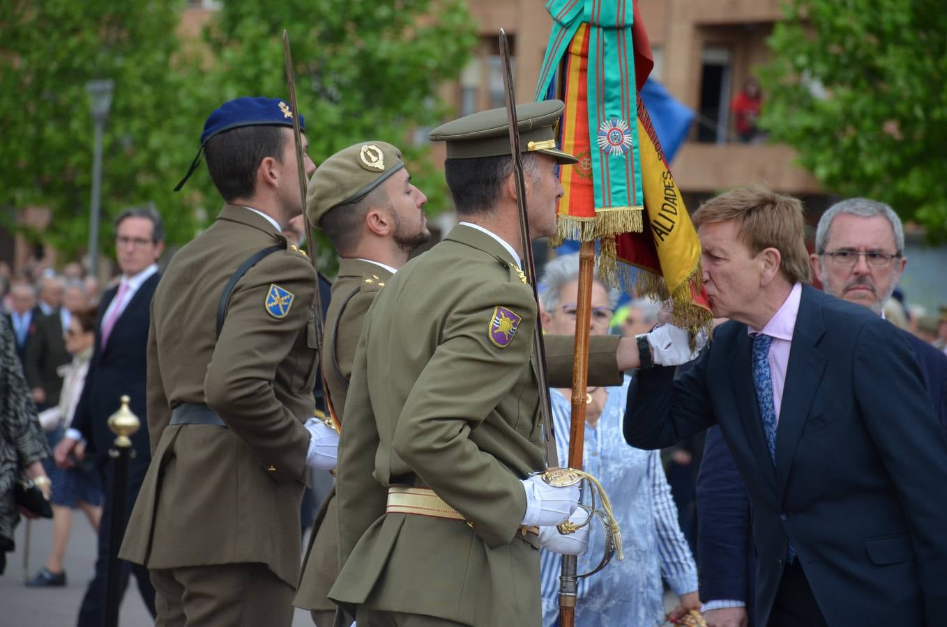 Más de 400 riojanos juraron bandera en Calahorra en una ceremonia marcada por la lluvia