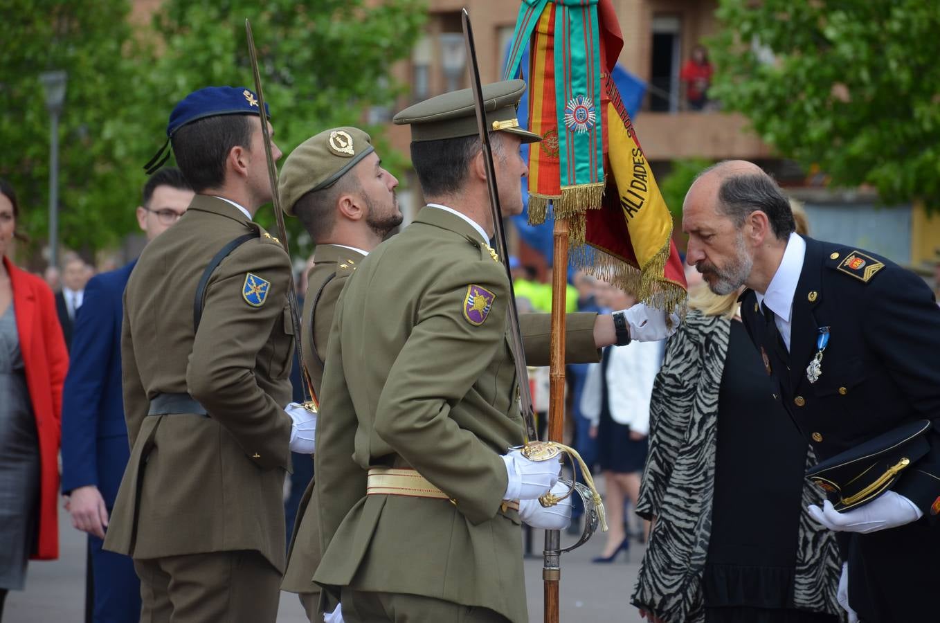 Más de 400 riojanos juraron bandera en Calahorra en una ceremonia marcada por la lluvia