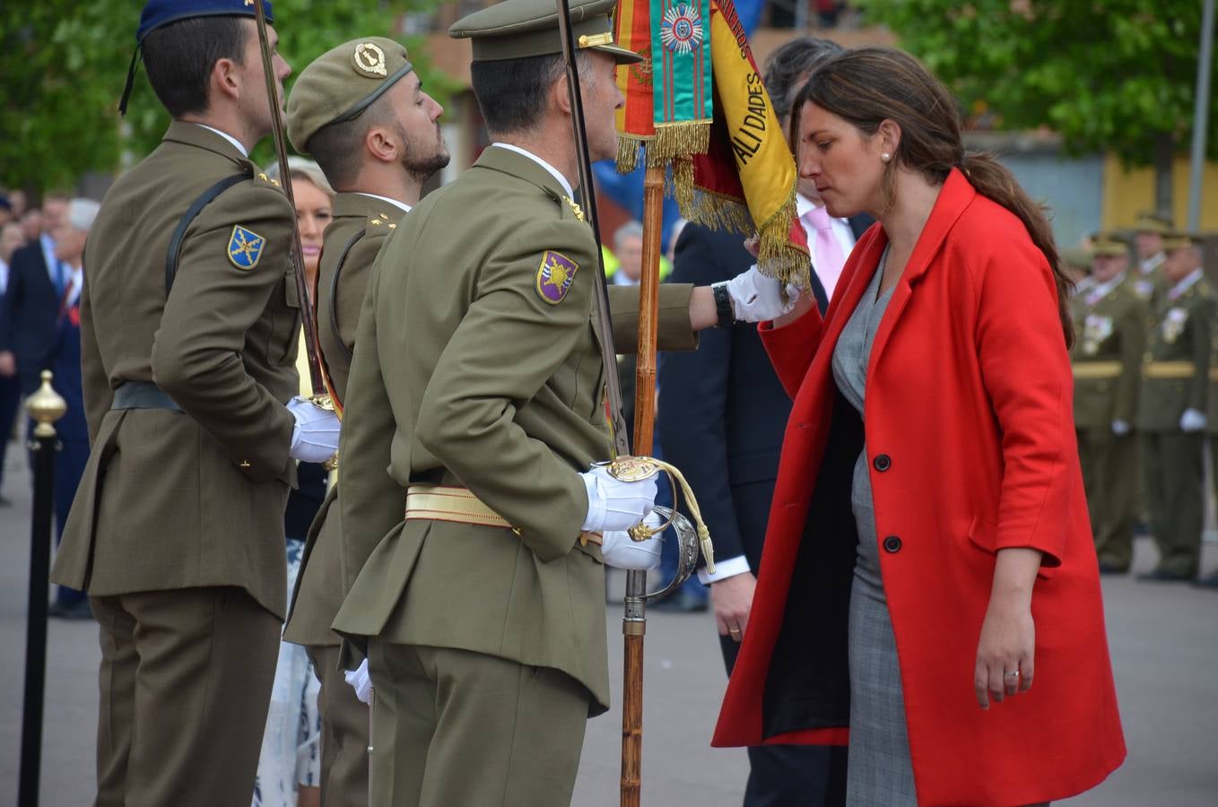 Más de 400 riojanos juraron bandera en Calahorra en una ceremonia marcada por la lluvia