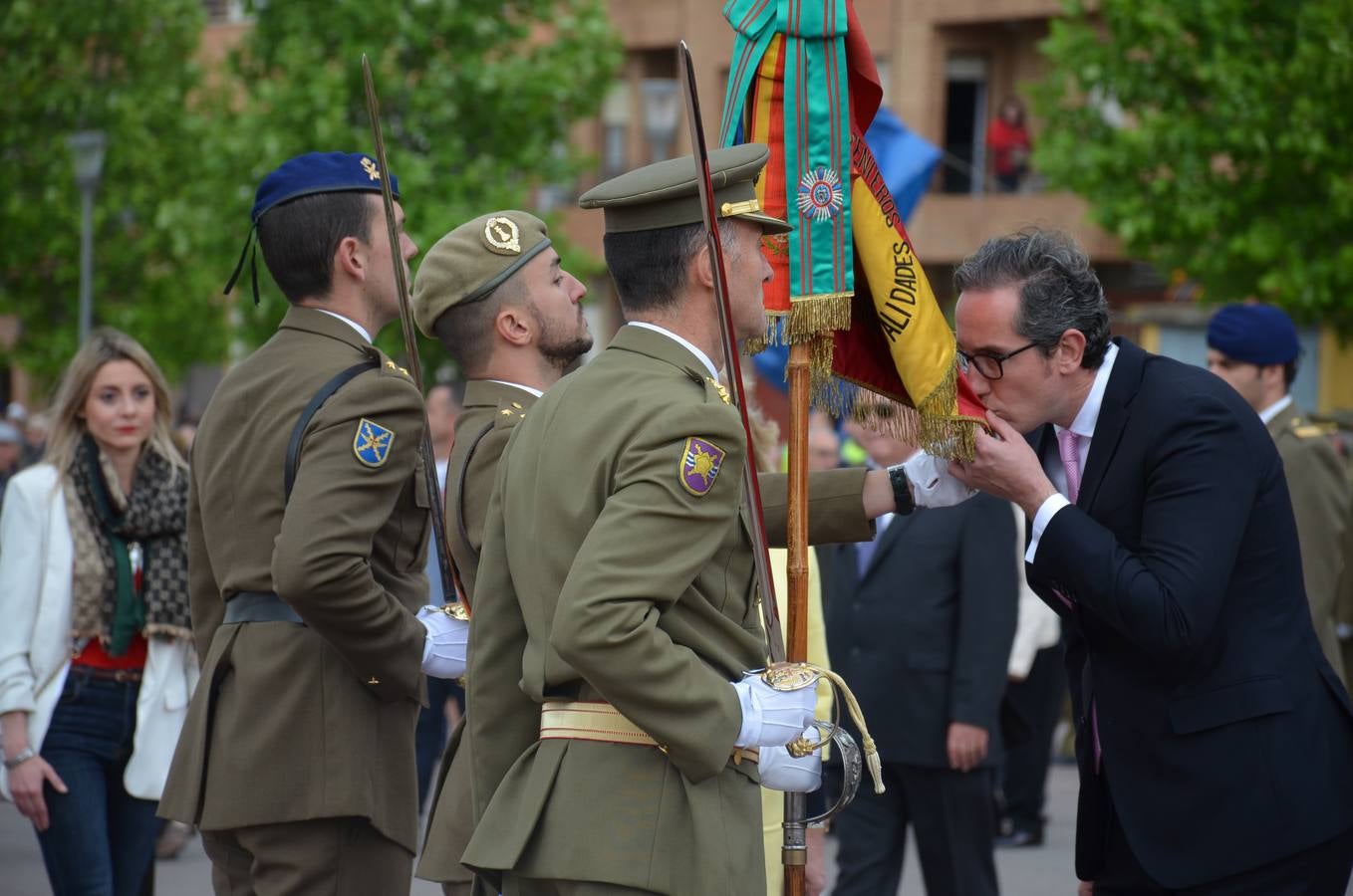 Más de 400 riojanos juraron bandera en Calahorra en una ceremonia marcada por la lluvia