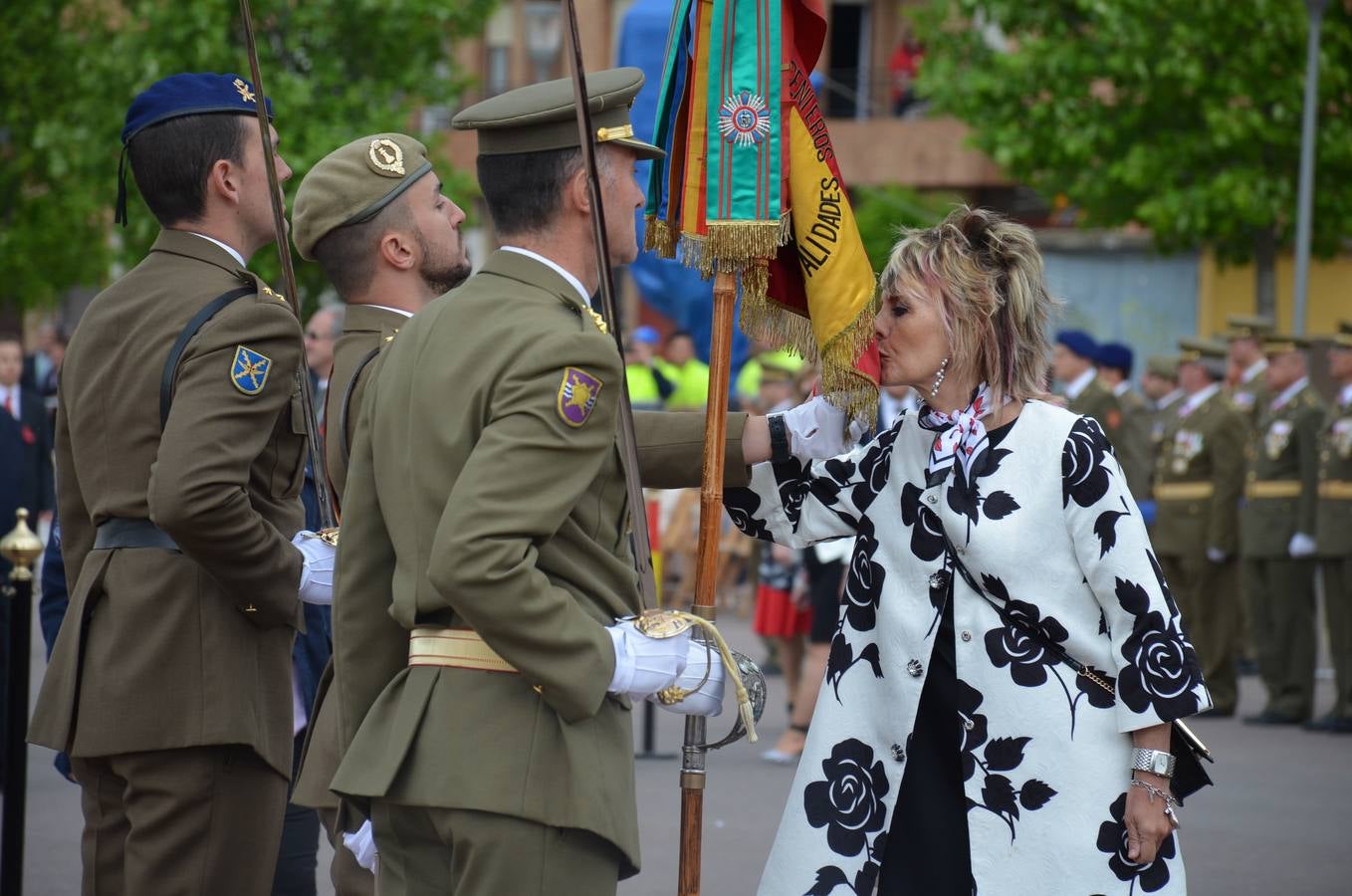 Más de 400 riojanos juraron bandera en Calahorra en una ceremonia marcada por la lluvia