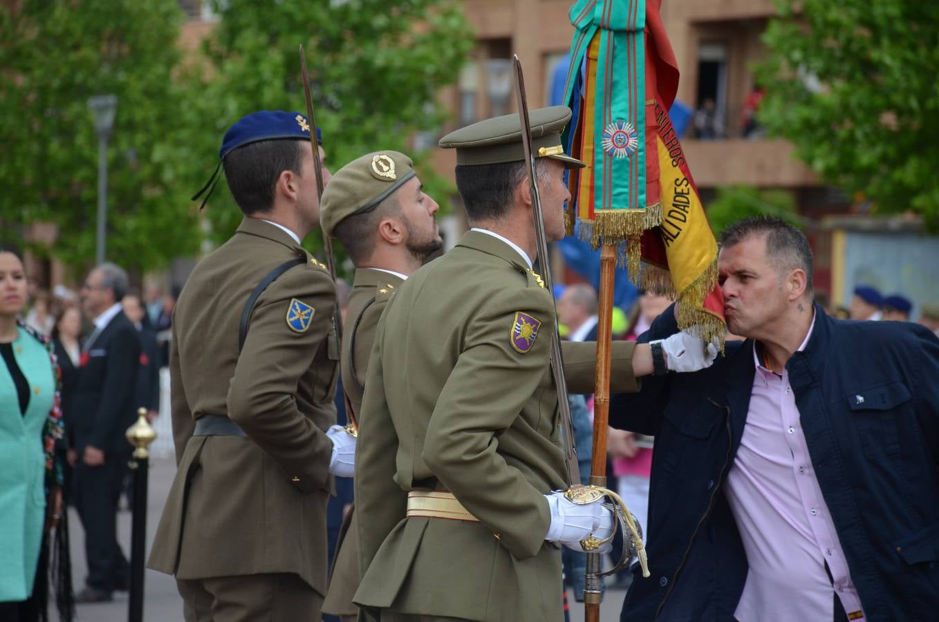 Más de 400 riojanos juraron bandera en Calahorra en una ceremonia marcada por la lluvia