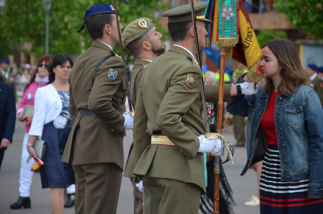 Más de 400 riojanos juraron bandera en Calahorra en una ceremonia marcada por la lluvia