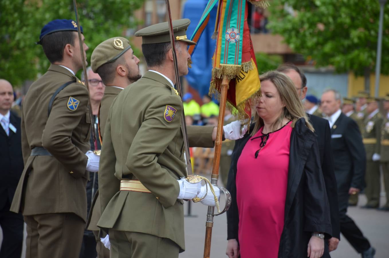 Más de 400 riojanos juraron bandera en Calahorra en una ceremonia marcada por la lluvia