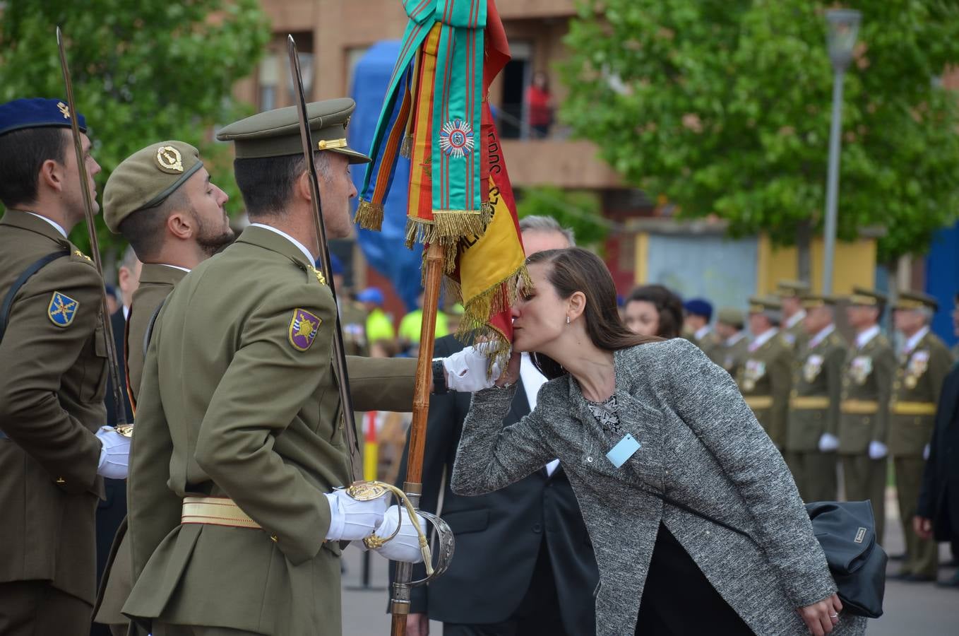 Más de 400 riojanos juraron bandera en Calahorra en una ceremonia marcada por la lluvia