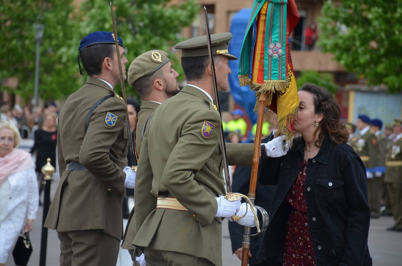 Más de 400 riojanos juraron bandera en Calahorra en una ceremonia marcada por la lluvia