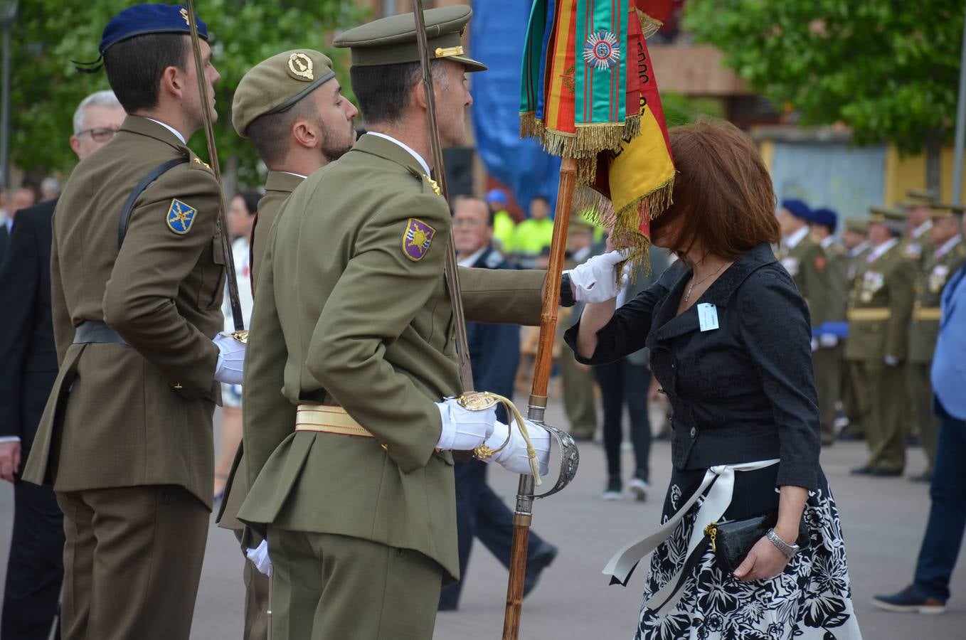 Más de 400 riojanos juraron bandera en Calahorra en una ceremonia marcada por la lluvia