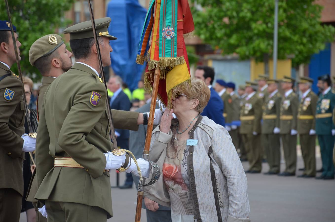 Más de 400 riojanos juraron bandera en Calahorra en una ceremonia marcada por la lluvia