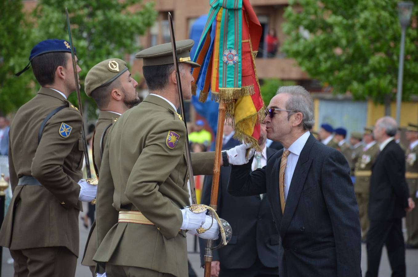 Más de 400 riojanos juraron bandera en Calahorra en una ceremonia marcada por la lluvia