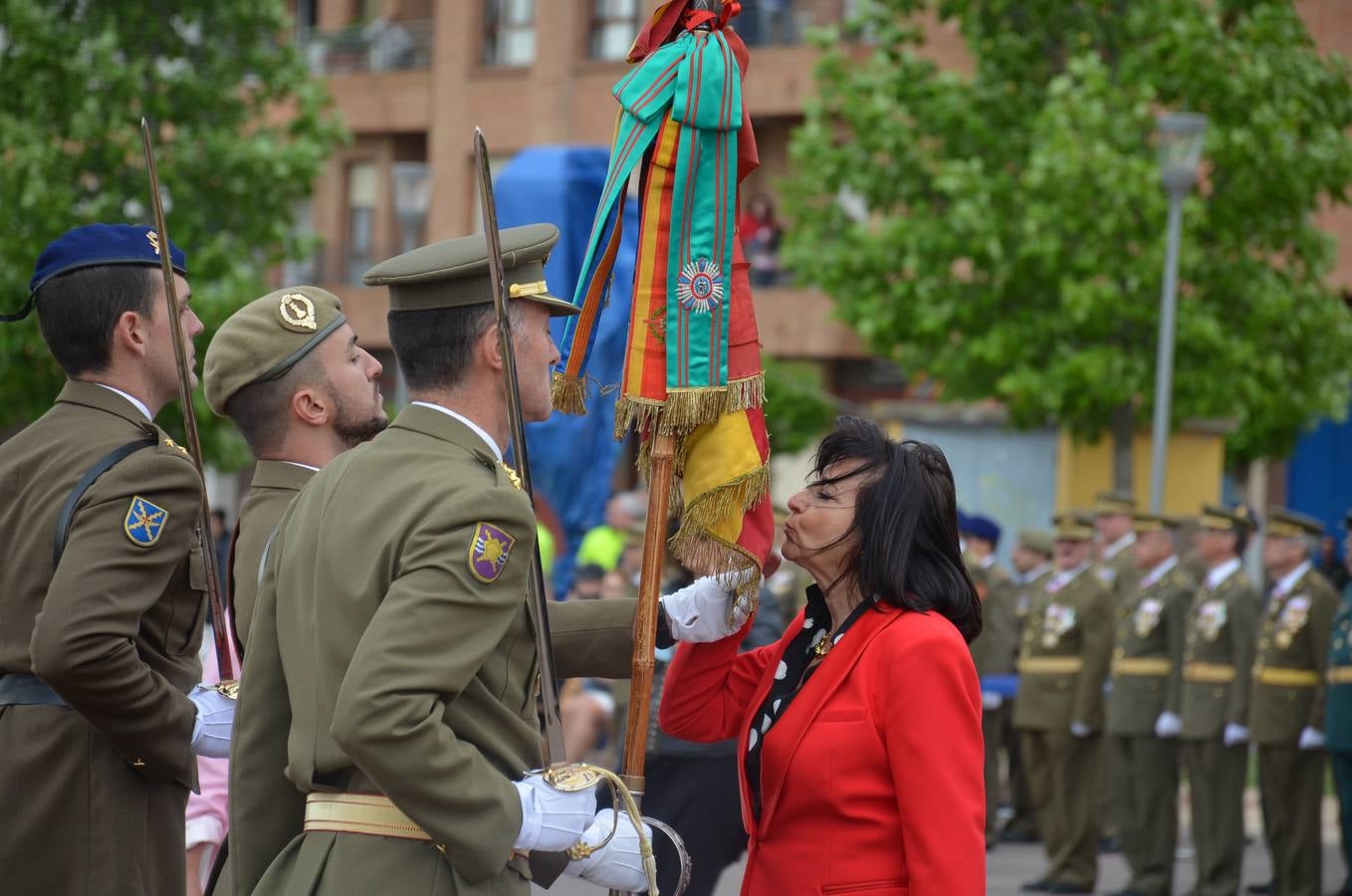 Más de 400 riojanos juraron bandera en Calahorra en una ceremonia marcada por la lluvia