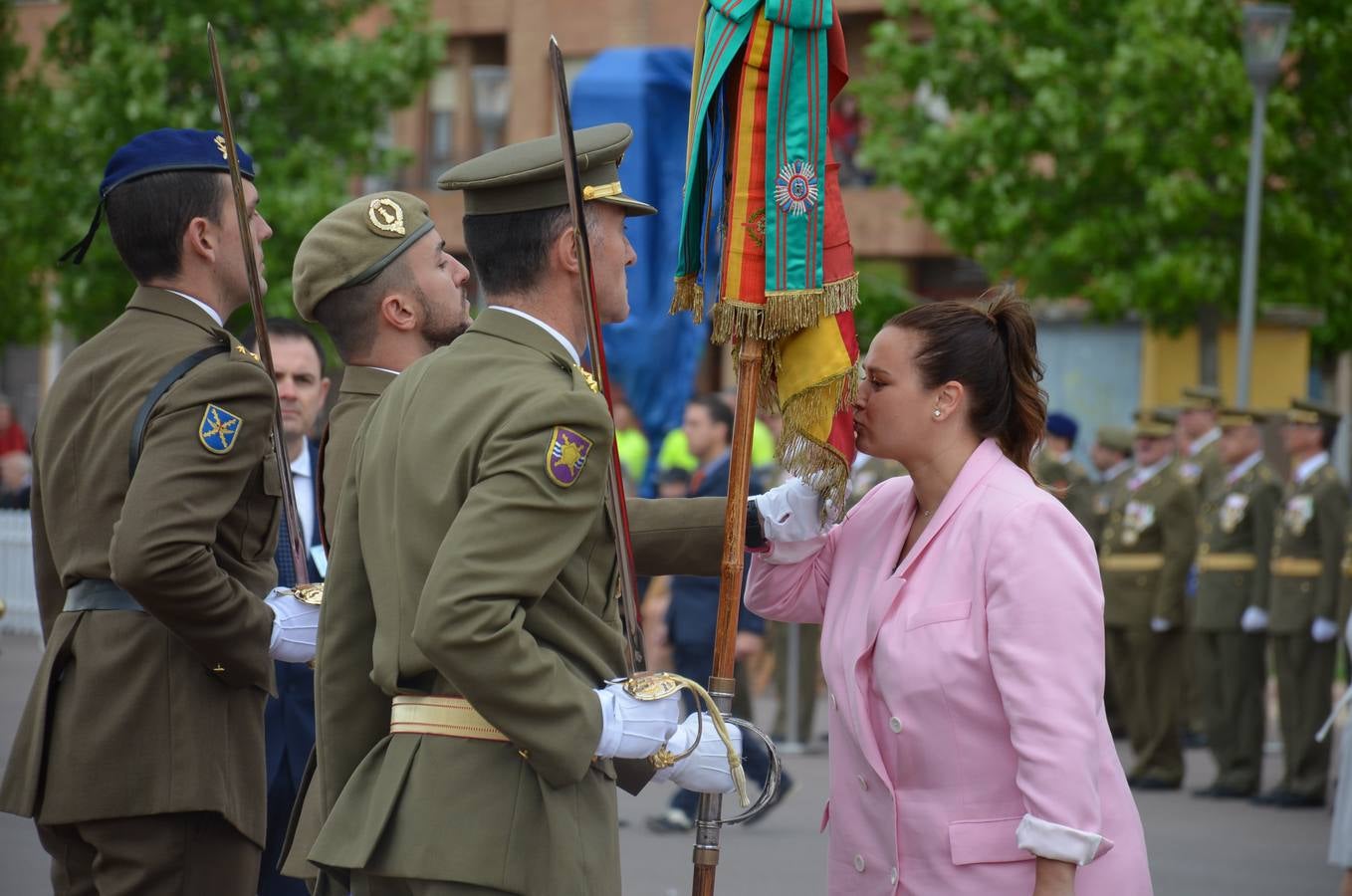 Más de 400 riojanos juraron bandera en Calahorra en una ceremonia marcada por la lluvia