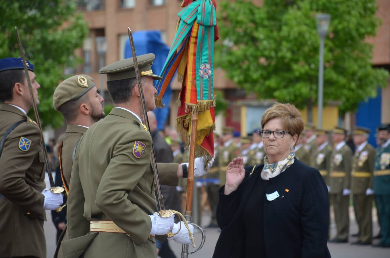 Más de 400 riojanos juraron bandera en Calahorra en una ceremonia marcada por la lluvia