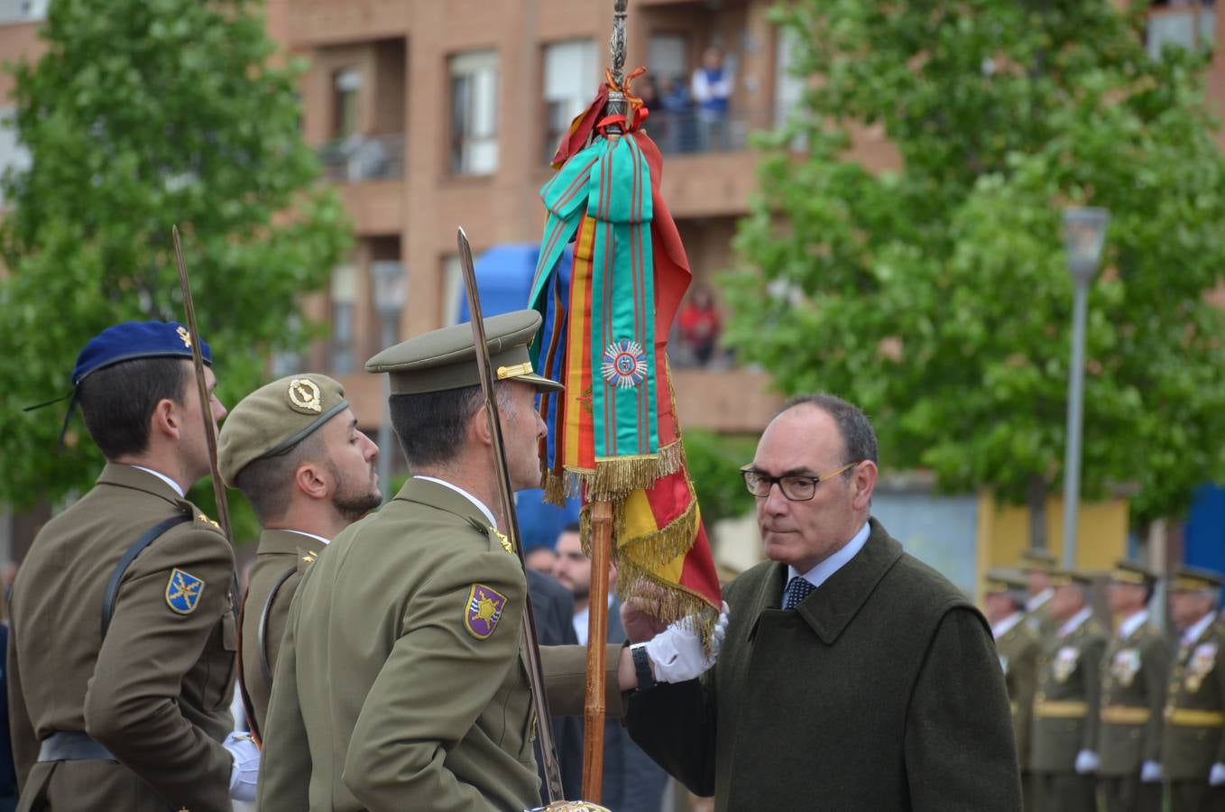 Más de 400 riojanos juraron bandera en Calahorra en una ceremonia marcada por la lluvia