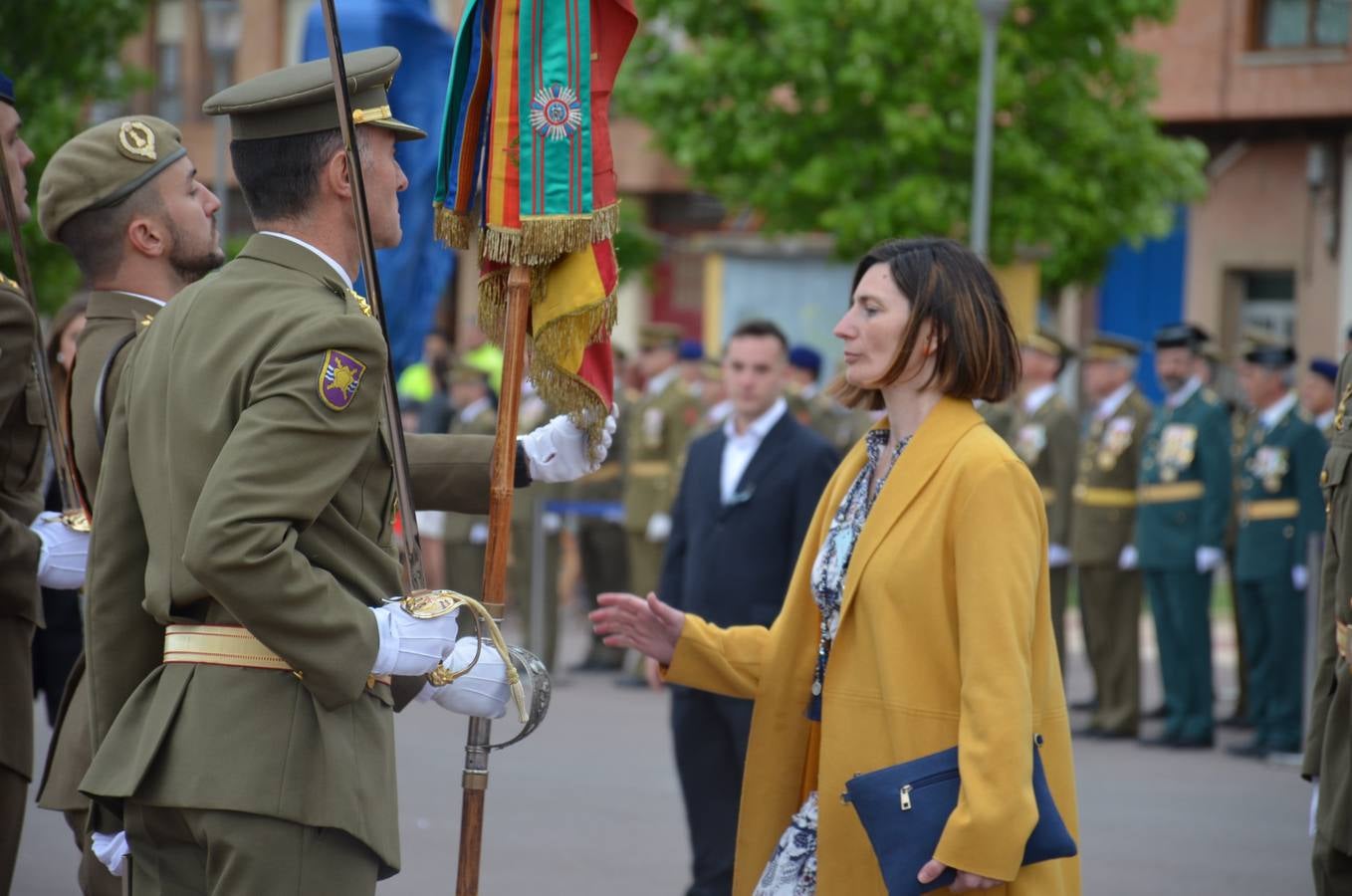 Más de 400 riojanos juraron bandera en Calahorra en una ceremonia marcada por la lluvia