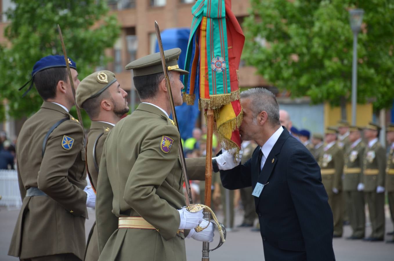 Más de 400 riojanos juraron bandera en Calahorra en una ceremonia marcada por la lluvia