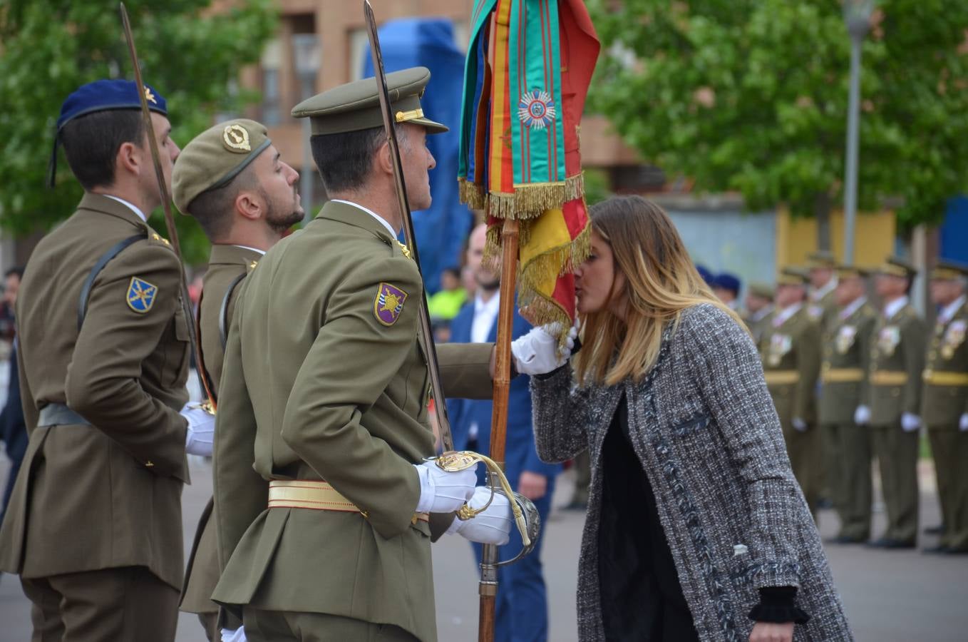 Más de 400 riojanos juraron bandera en Calahorra en una ceremonia marcada por la lluvia