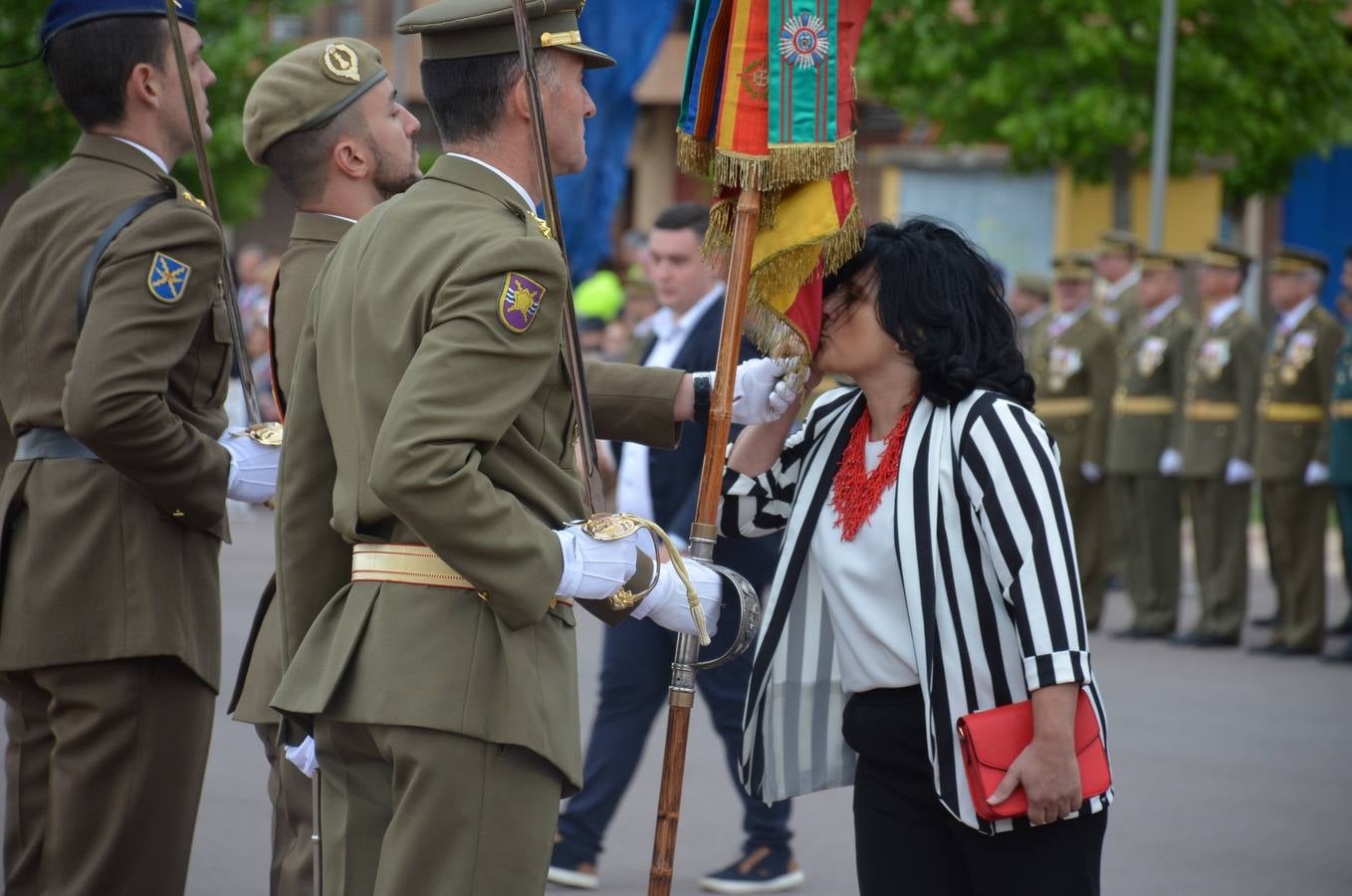 Más de 400 riojanos juraron bandera en Calahorra en una ceremonia marcada por la lluvia