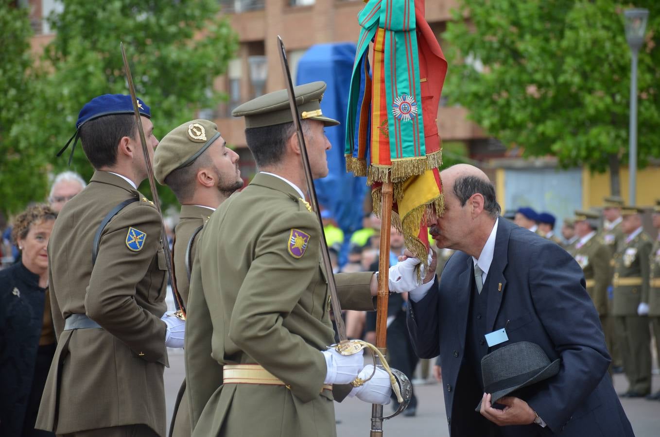 Más de 400 riojanos juraron bandera en Calahorra en una ceremonia marcada por la lluvia